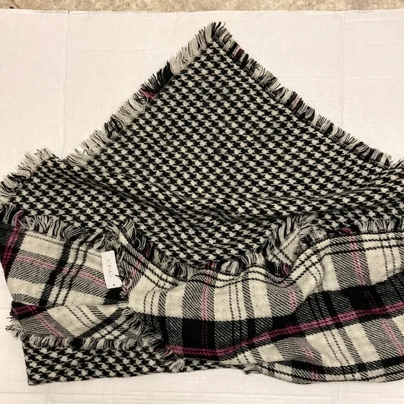 🎉10 for $10🎉ICING Reversible Shawl/Scarf. - Picture 8 of 8